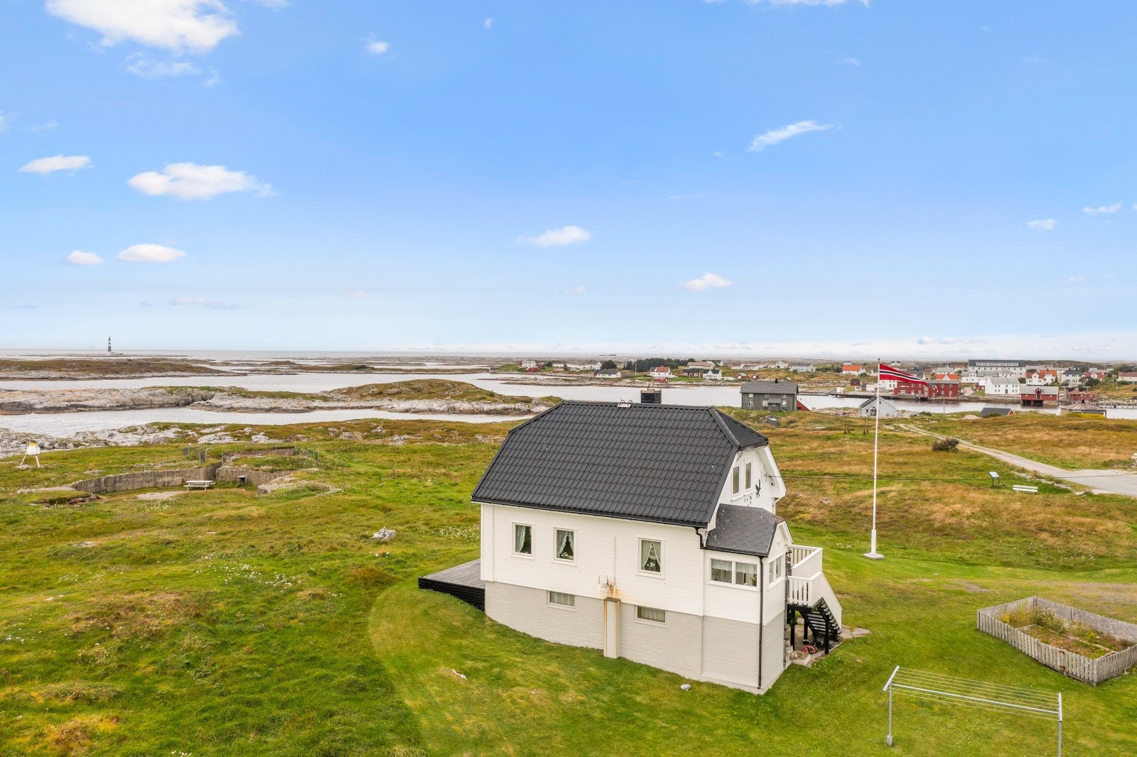 Vest for Titran står også Norges høyeste fyr, Sletringen fyr som er 45 meter høyt. Galleribilde