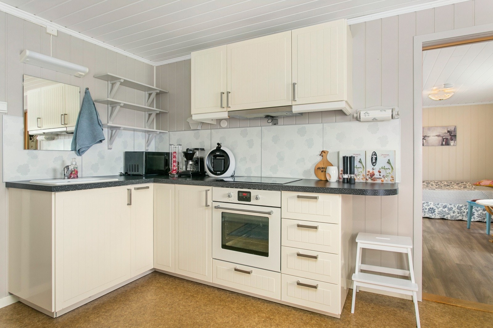 Pent kjøkken med integrert steketopp- og stekeovn. Galleribilde