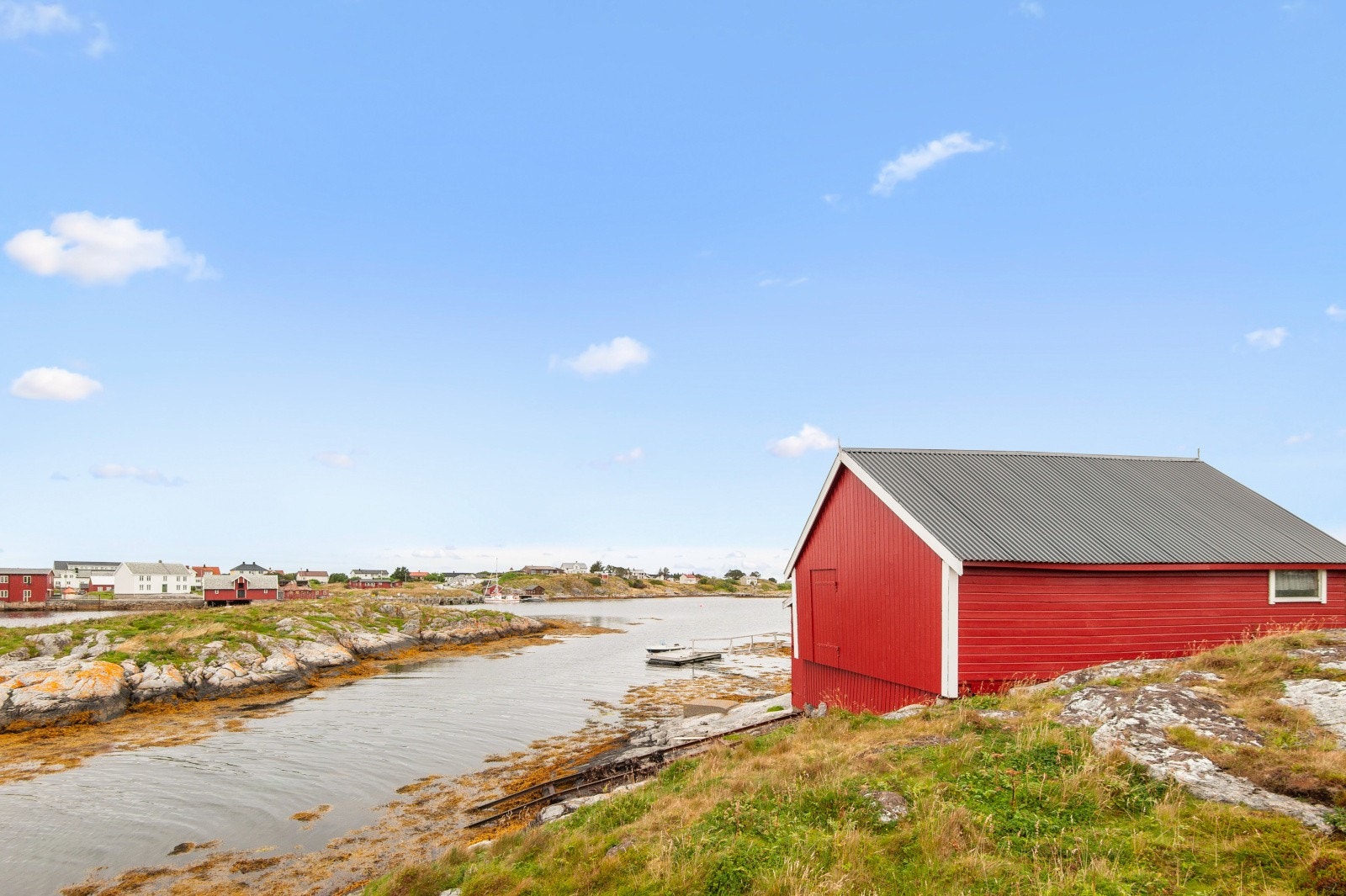 På eiendommen er det også oppført ett naust på ca. 50 kvm. Galleribilde