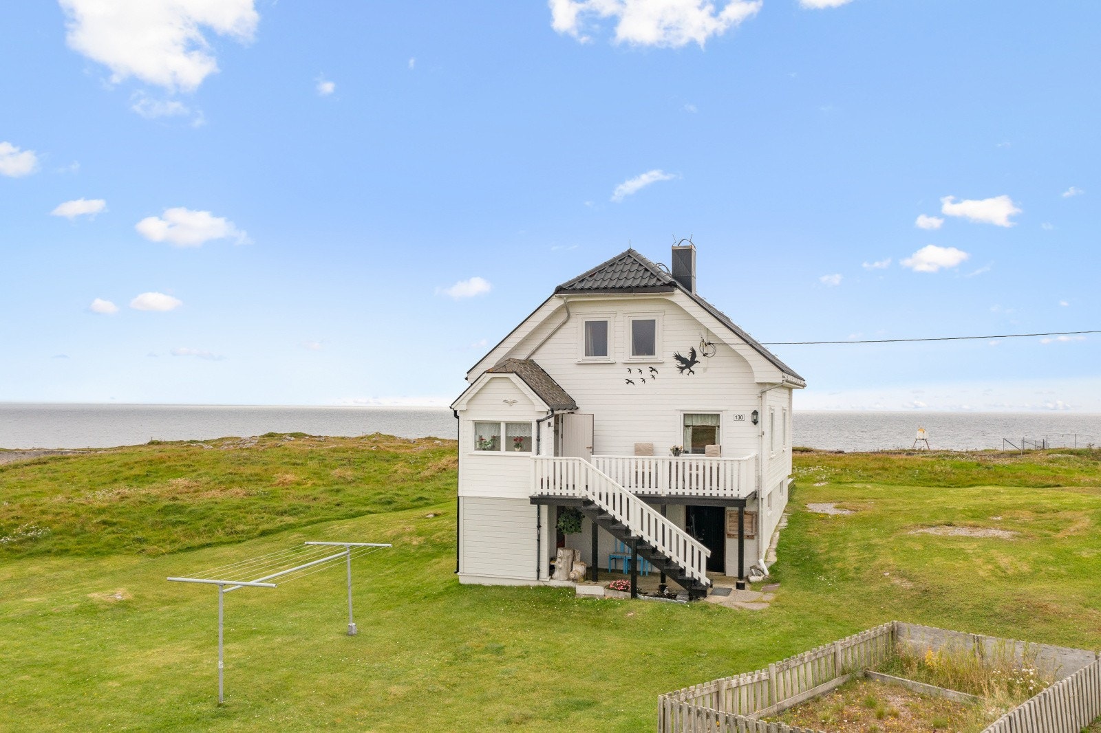Eiendommen ligger i historiske omgivelser med krigsminner fra 2. verdenskrig. Galleribilde