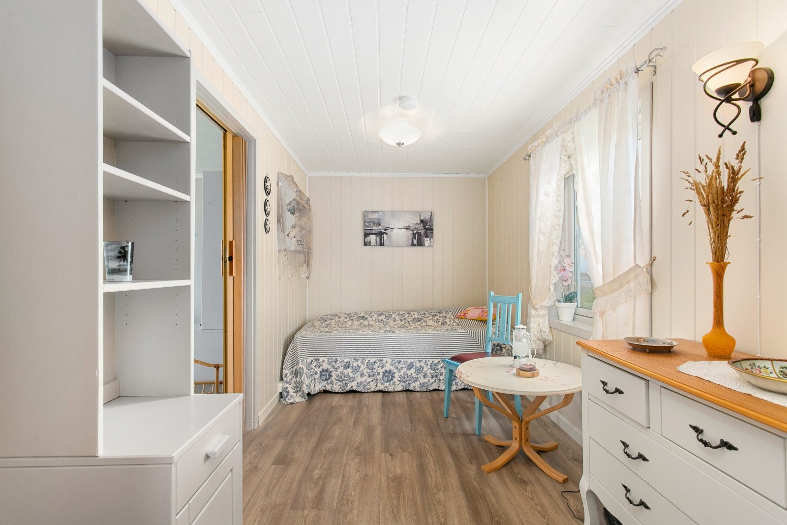 Deler av stuen er avdelt med vegg og skyvedør. Galleribilde