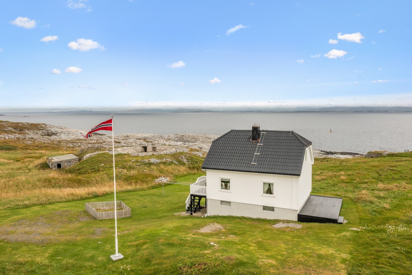 Her finner man flere bunkere, underjordiske ganger og museum. Galleribilde