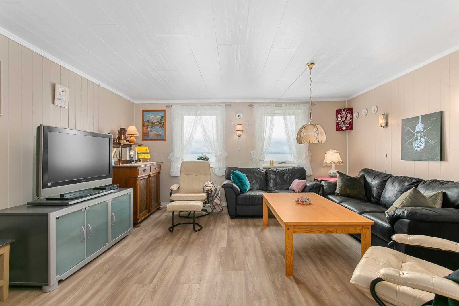 Fin stue med vinylgulv og malte vegger i en lun og fin farge. Galleribilde