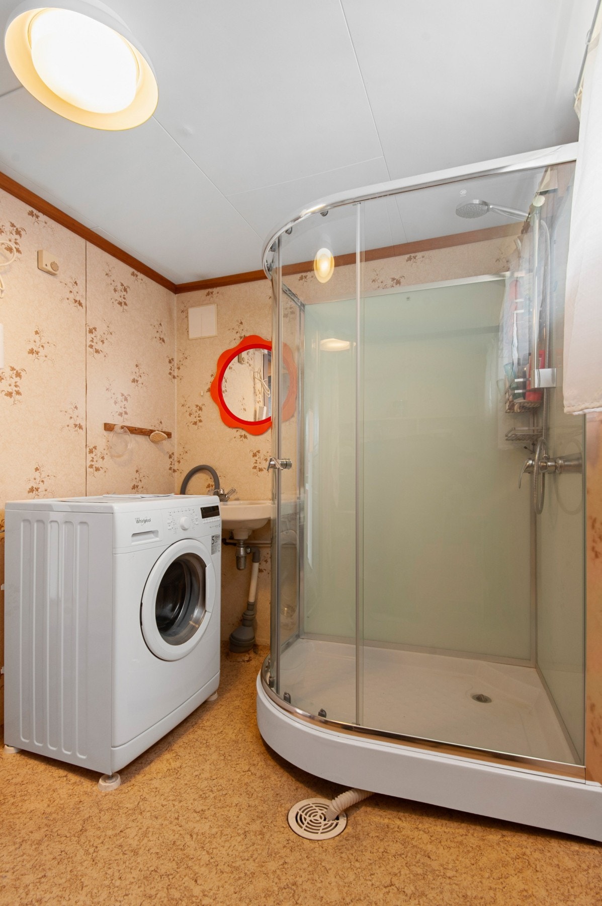 Bad i kjelleren. Her finner man servant, dusj og opplegg for vaskemaskin. Galleribilde