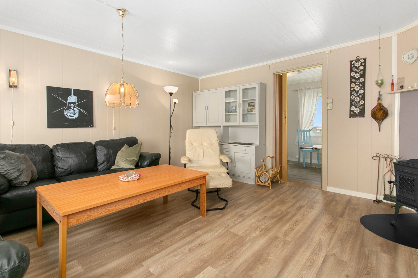 Stuen er romslig og har plass til sofa og annet møblement. Peis som setter en fin stemning i rommet. Galleribilde