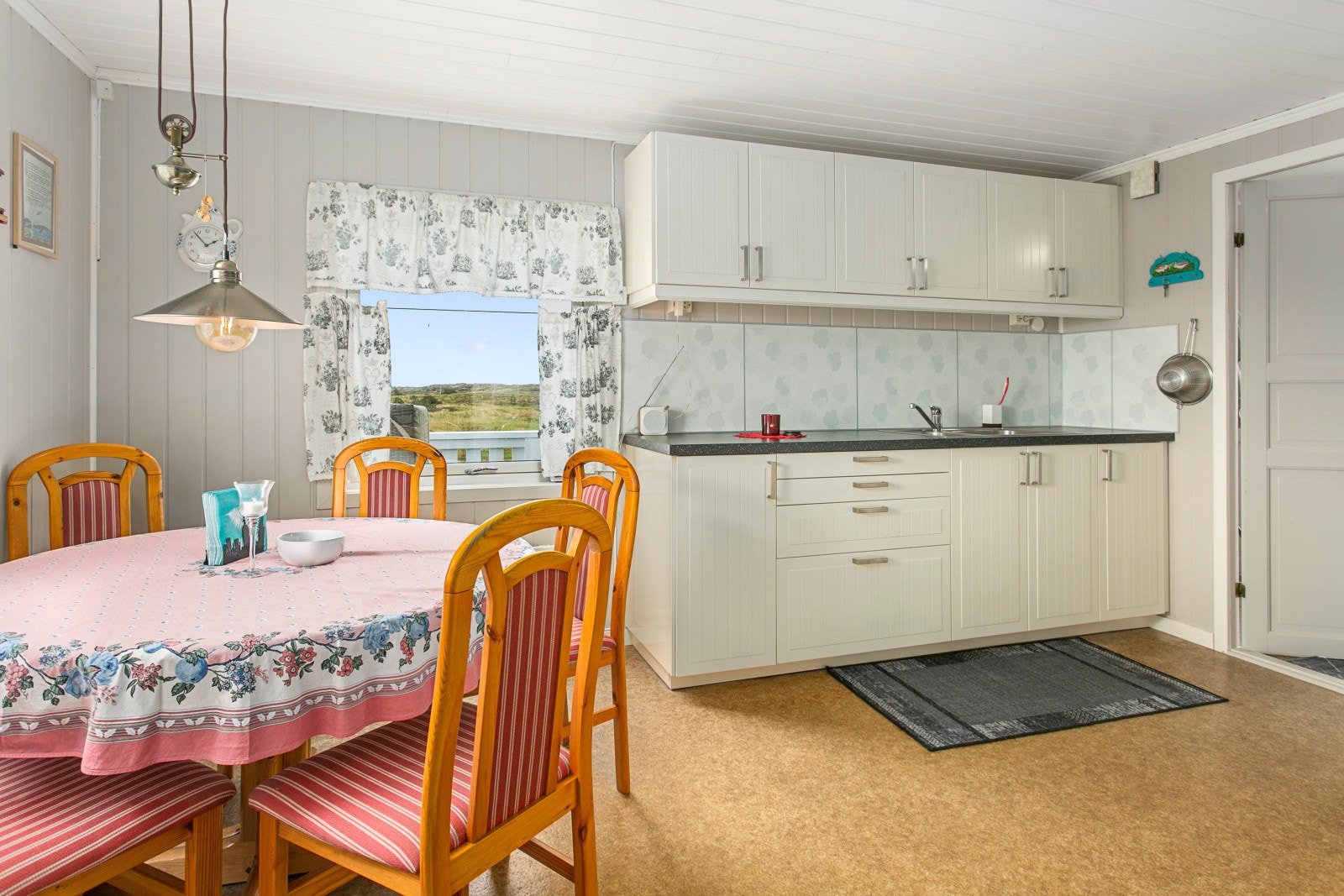 En del skap- og benkplass som gir gode oppbevaringsmuligheter. Galleribilde