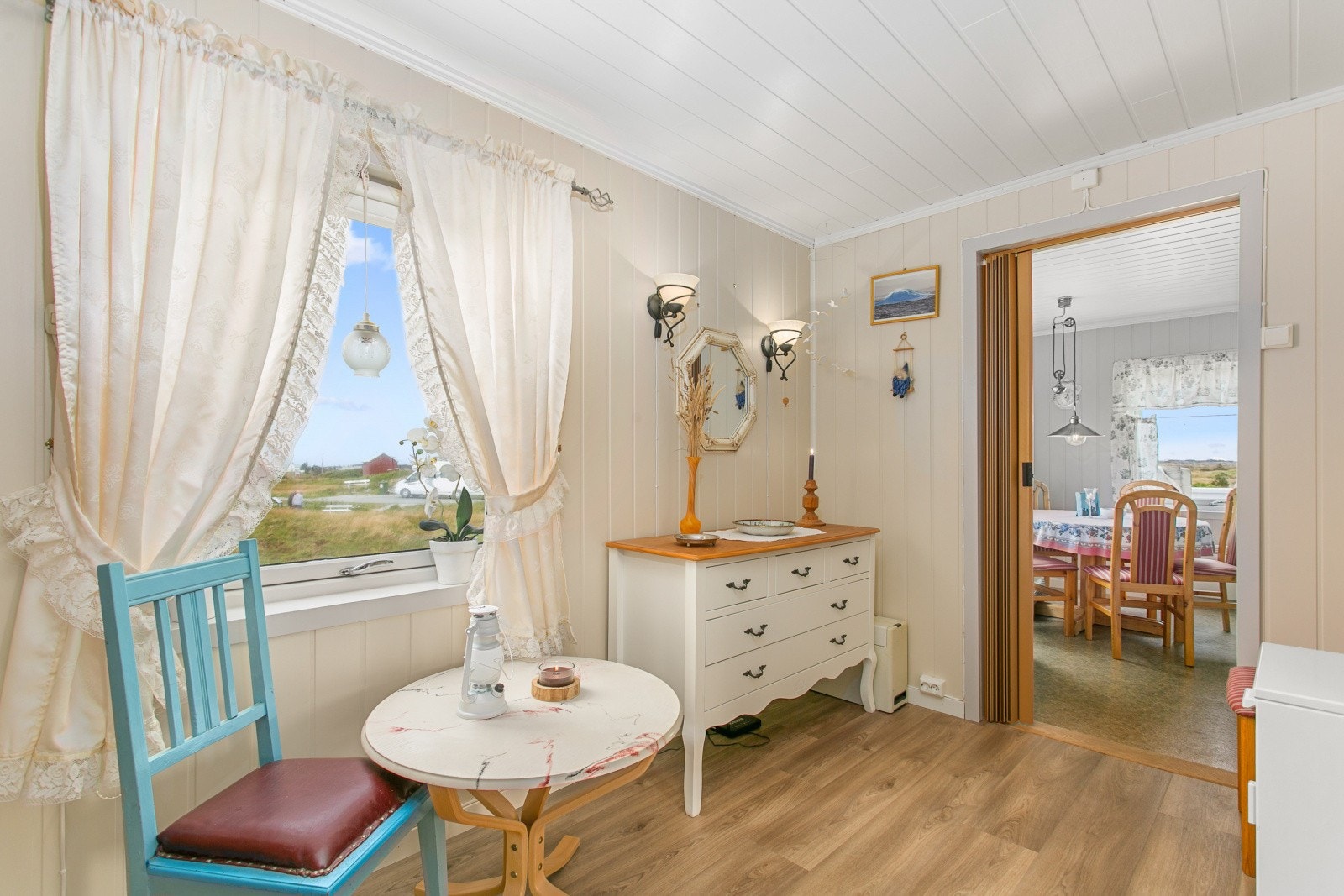 Fra den avdelte stuen har man adgang direkte til kjøkkenet. Galleribilde