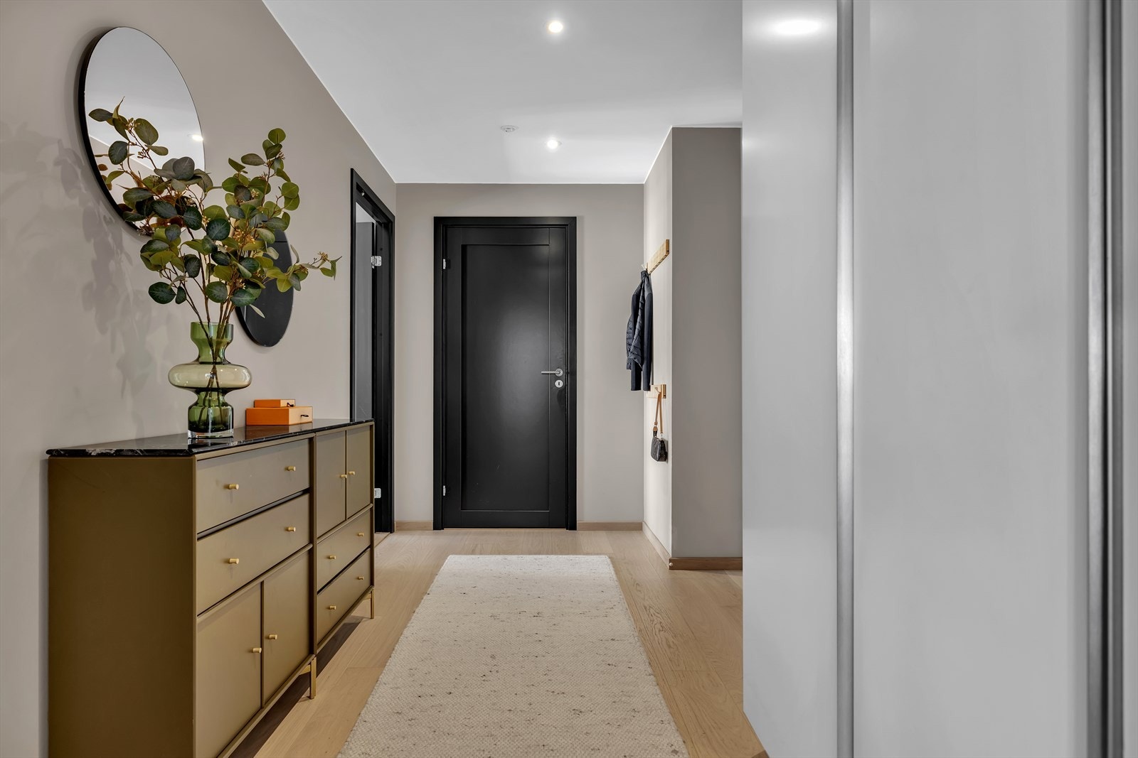 Det er lagt 1-stavs lys eik lamellparkett og det er garderobe fra HTH. Galleribilde