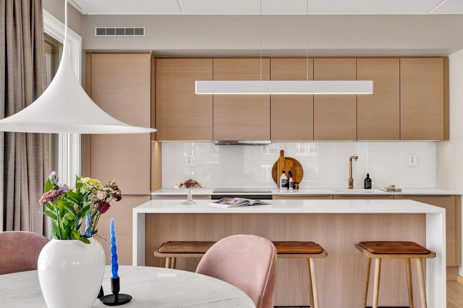 Her er det lagt vekt på at kjøkkenet ikke bare skal være estetisk pent å se på, men også det praktiske. Galleribilde