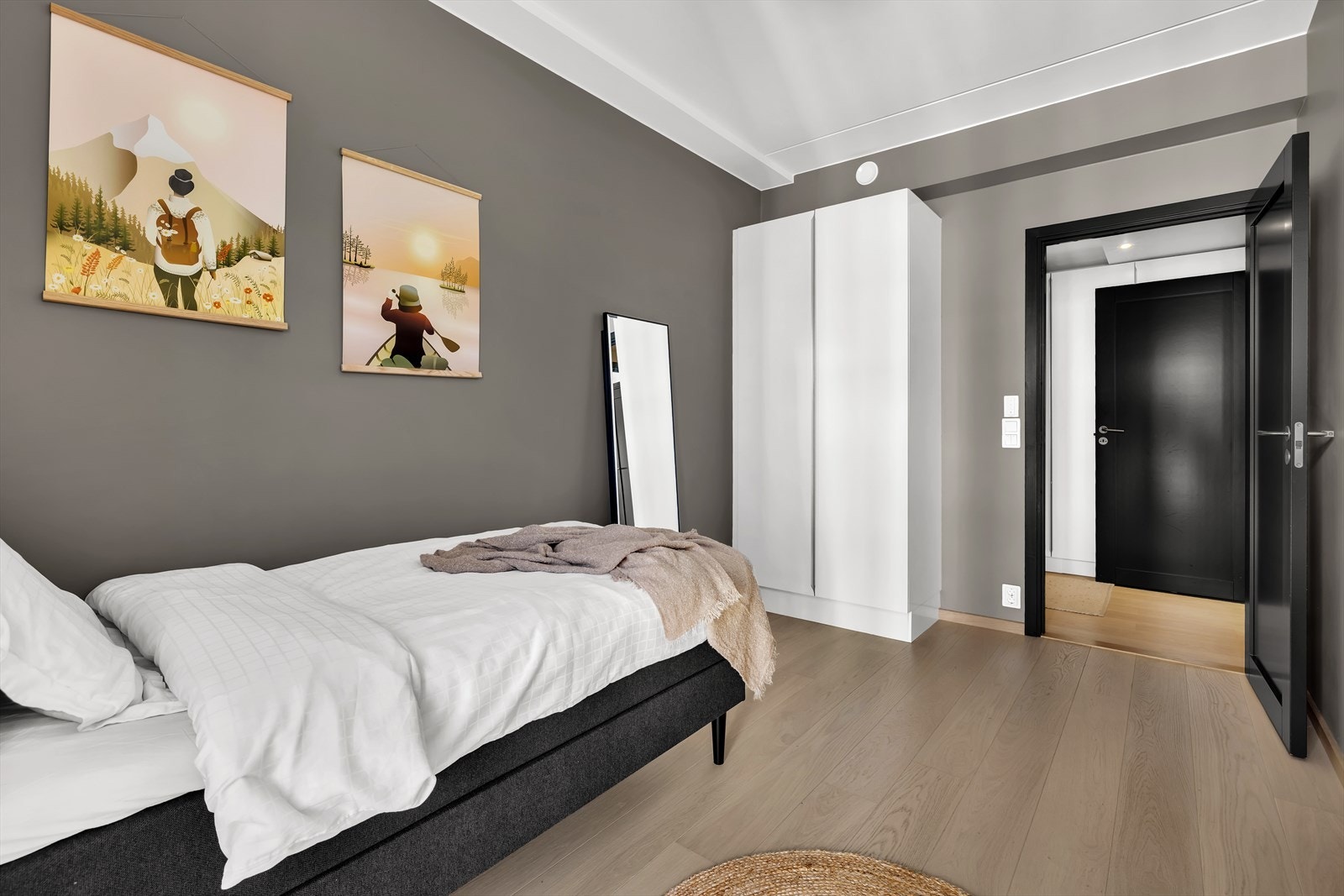 Alle soverommene har 1-stavs eikeparkett, delikate farger på veggene og listfrie overganger til himling. Alle rommene har vinduer som går helt ned til gulvet, samt garderobeløsninger fra HTH. Galleribilde