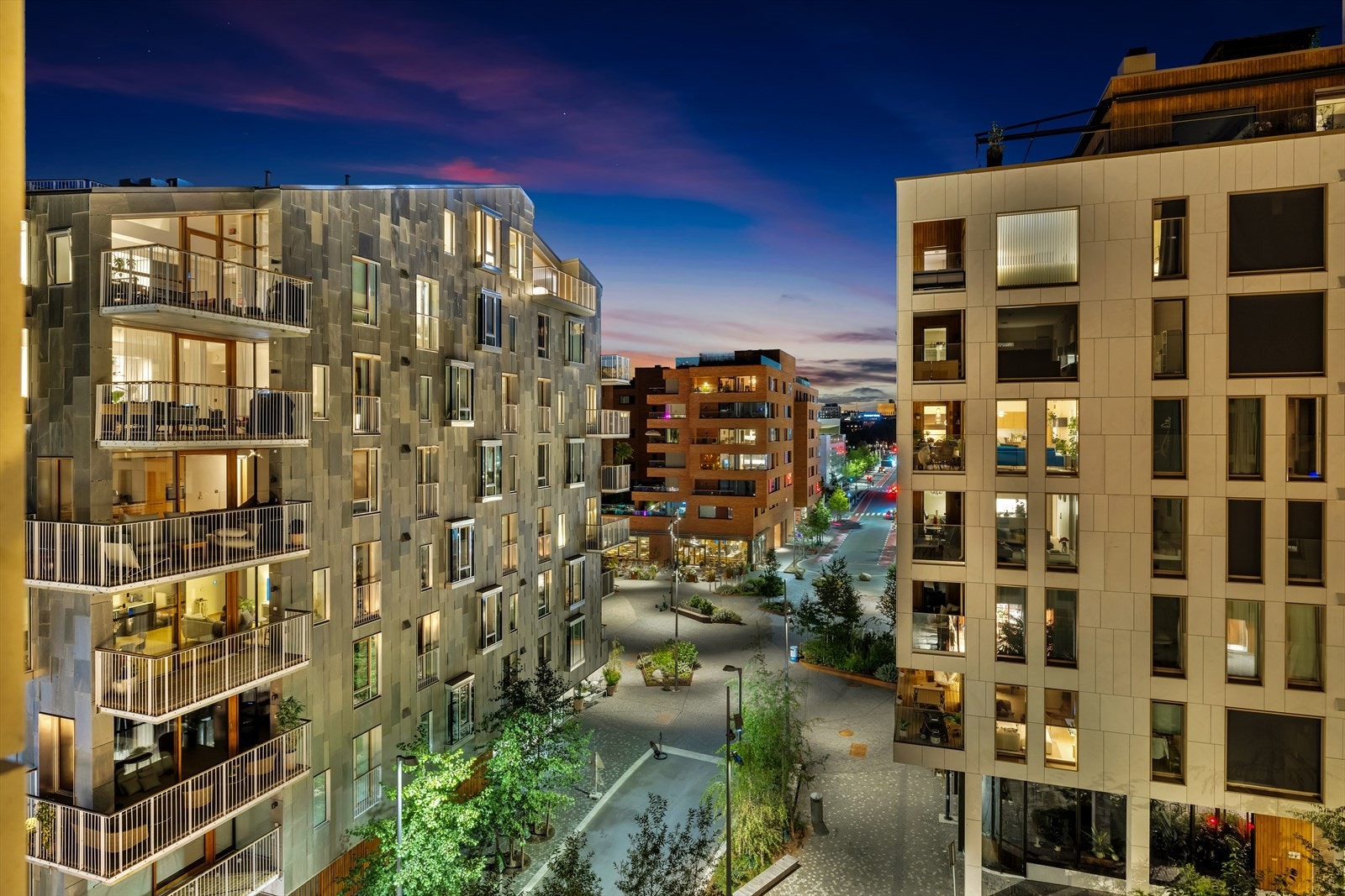 Leiligheten ligger i et attraktivt område, med umiddelbar nærhet til absolutt alt man kan ønske seg. Barcode har blitt godt lagt merke til for sin unike arkitektur, og ikke minst for den rivende byutviklingen som foregår langs sjøen. Galleribilde