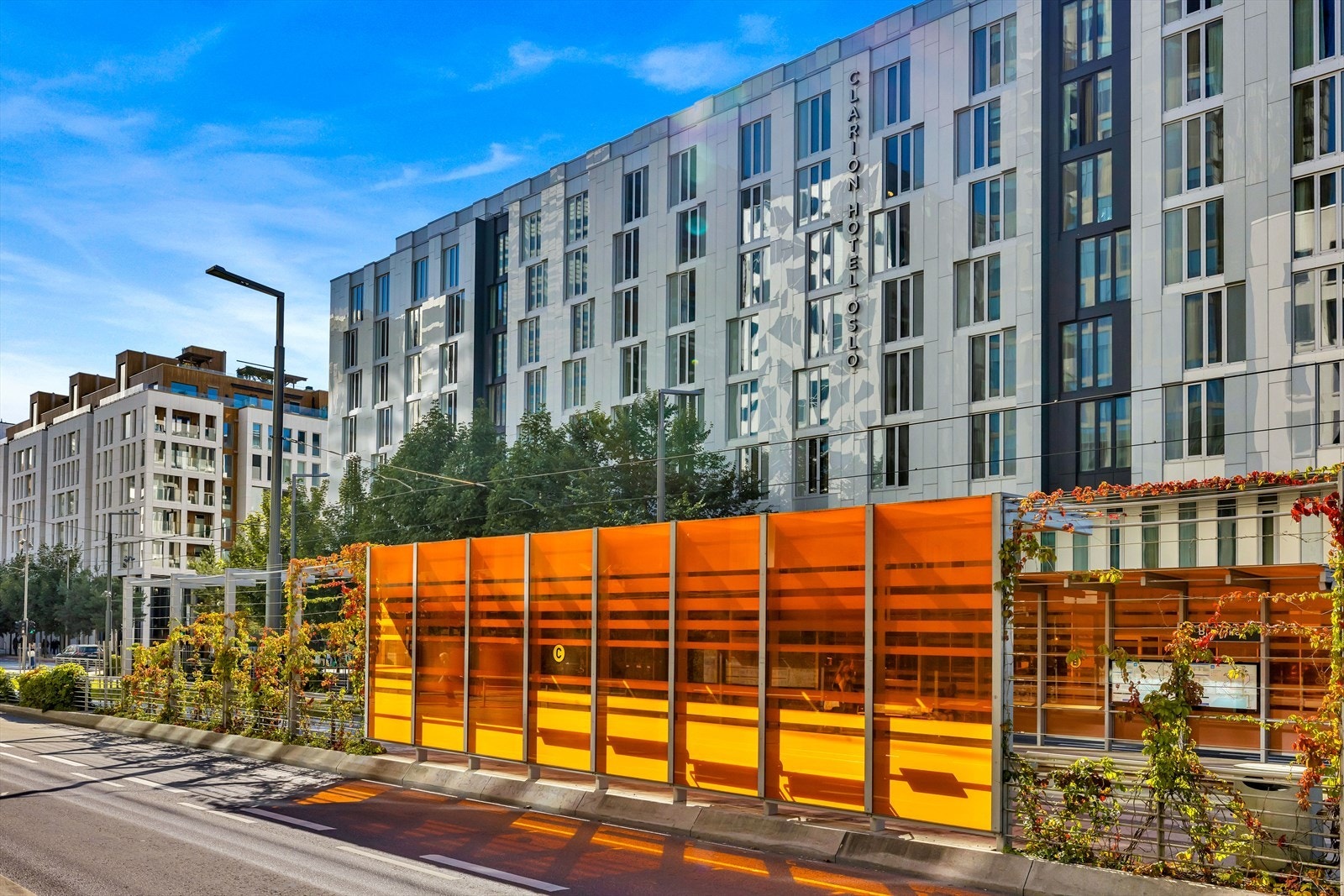 Fra leiligheten er det umiddelbar nærhet til både buss og trikk, samt gangavstand til Oslo S med både tog og t-bane. Galleribilde