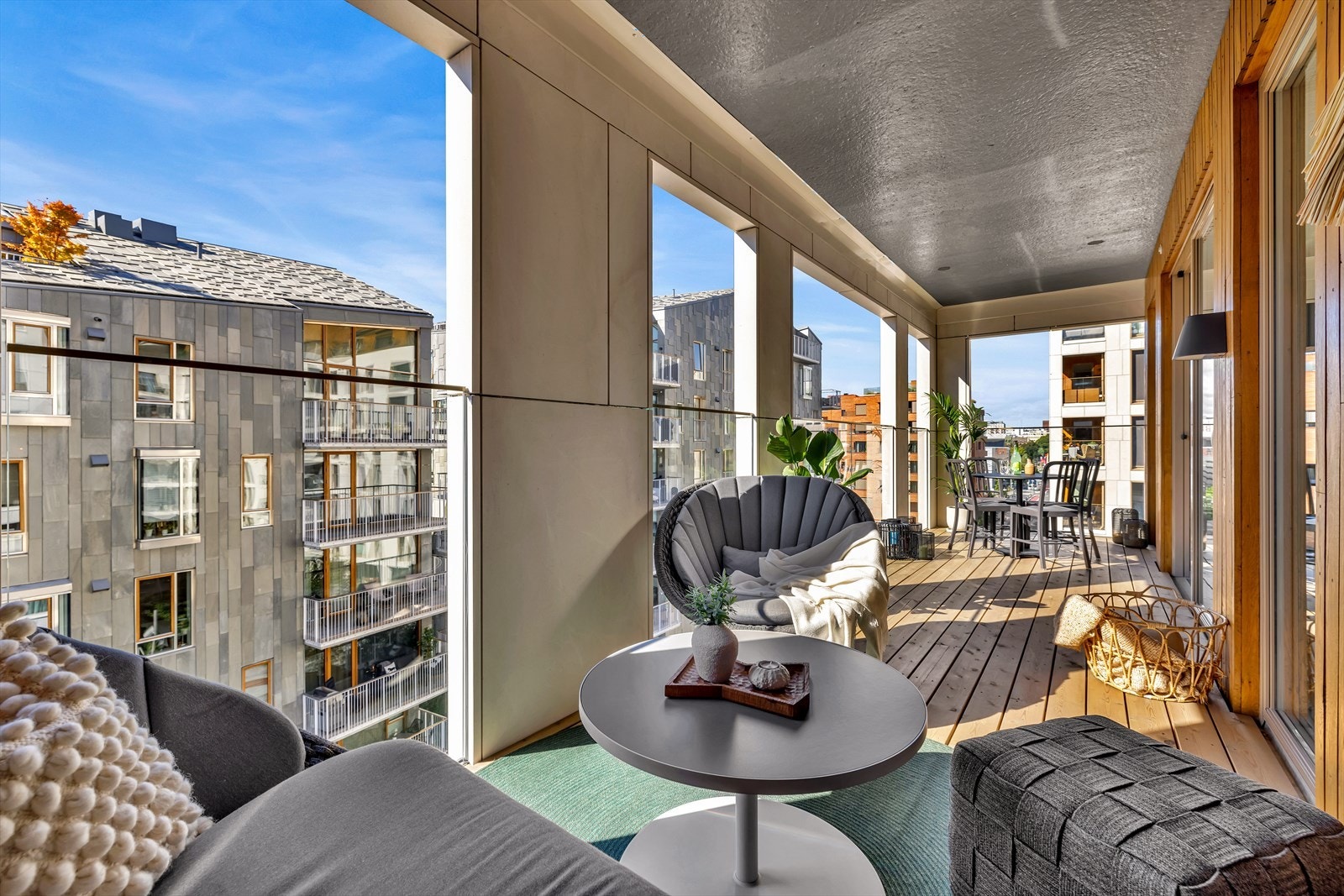 Verandaen har betongdekke med trelemmegulv av impregnert furu og store vindusflater som gir nydelig dagslys inn til leiligheten. Galleribilde