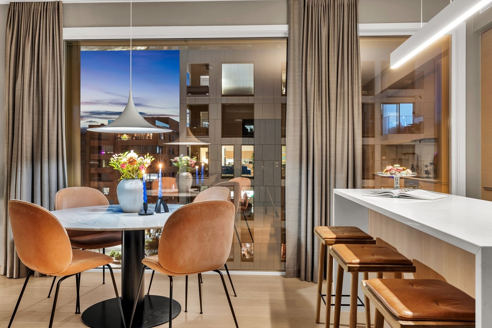 Kjøkkenet er svært påkostet, bl.a. med kjøkkenøyen. Galleribilde