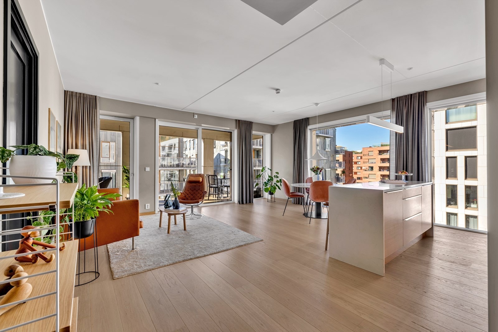 Stuen og kjøkkenet ligger i en herlig åpen løsning, som sammen danner et sosialt og luftig allrom. Galleribilde