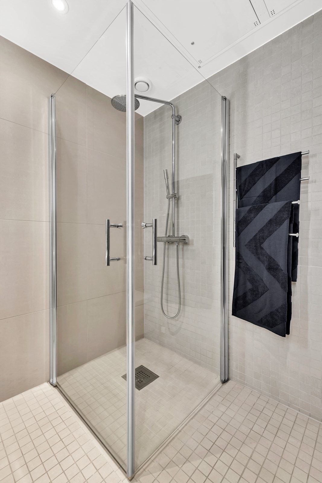 Rommet er utstyrt med vannbåren gulvvarme, downlights og opplegg for vaskemaskin. Galleribilde