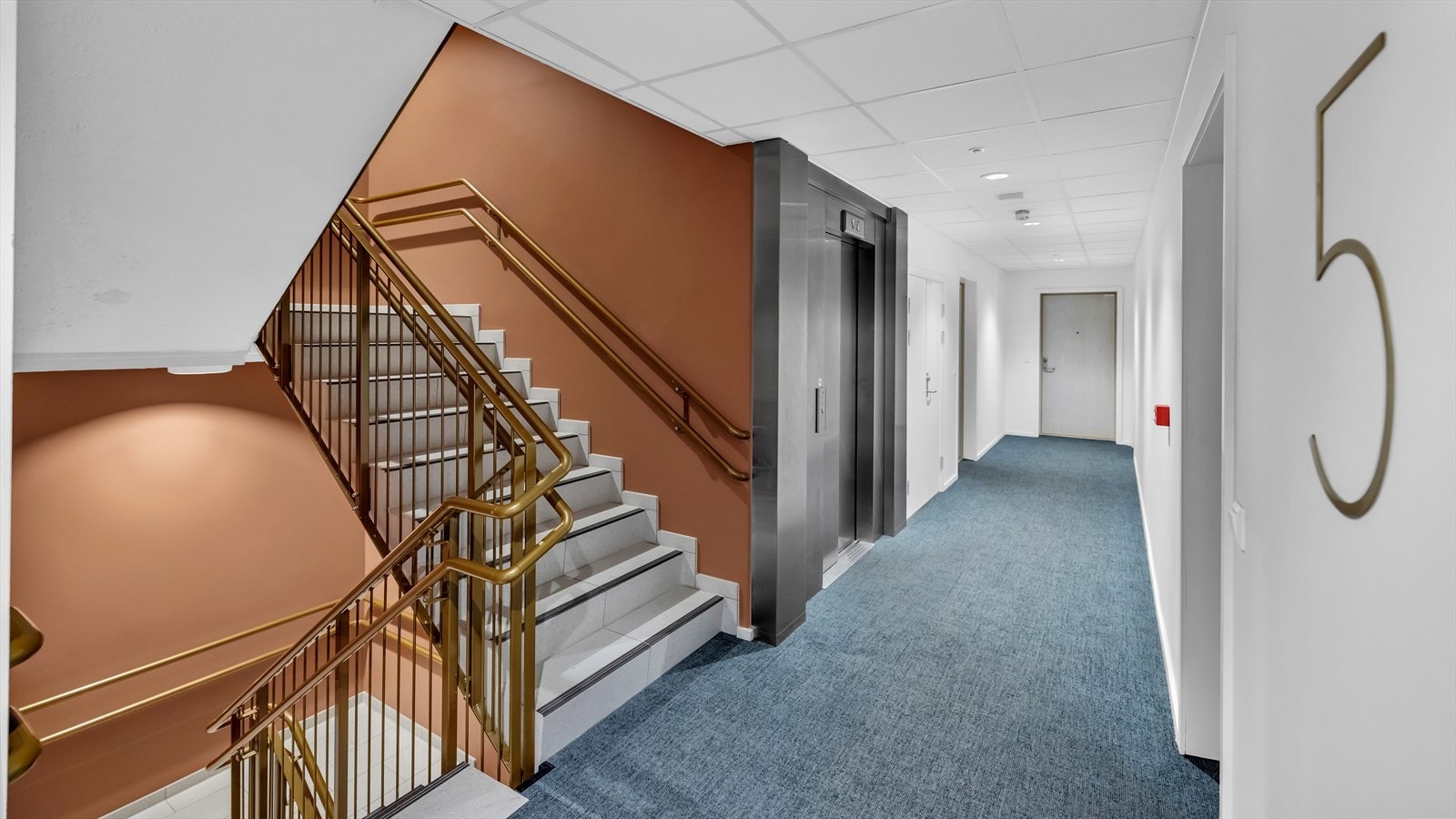 Leiligheten ligger i femte etasje med heisadkomst. Galleribilde