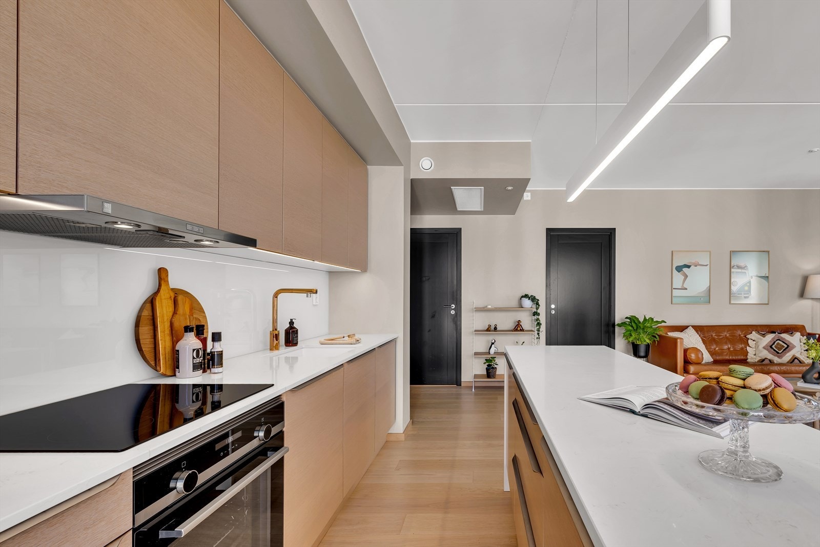 Selve innredningen er fra HTH og det er integrerte hvitevarer med stekeovn, induksjonstopp, oppvaskmaskin, ventilator og kjøl/fryseskap. Galleribilde