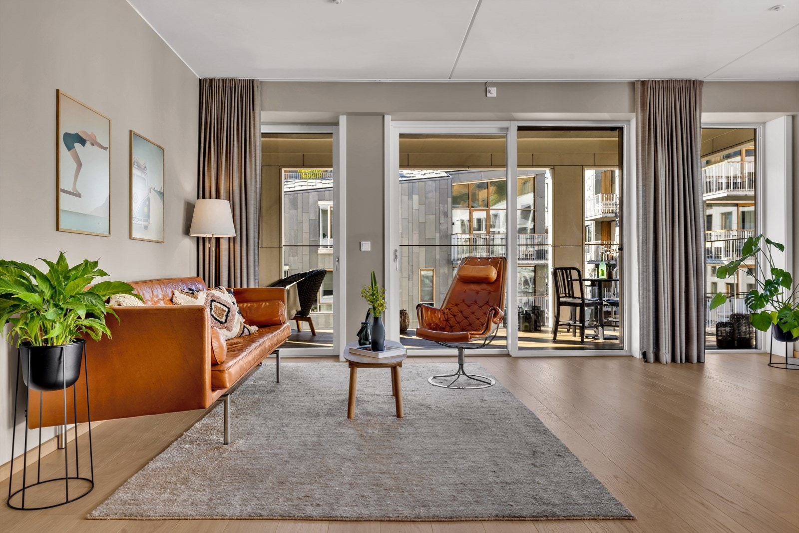 Stuen er enkel å møblere, med naturlige soner for sofagruppe og spisegruppe Galleribilde