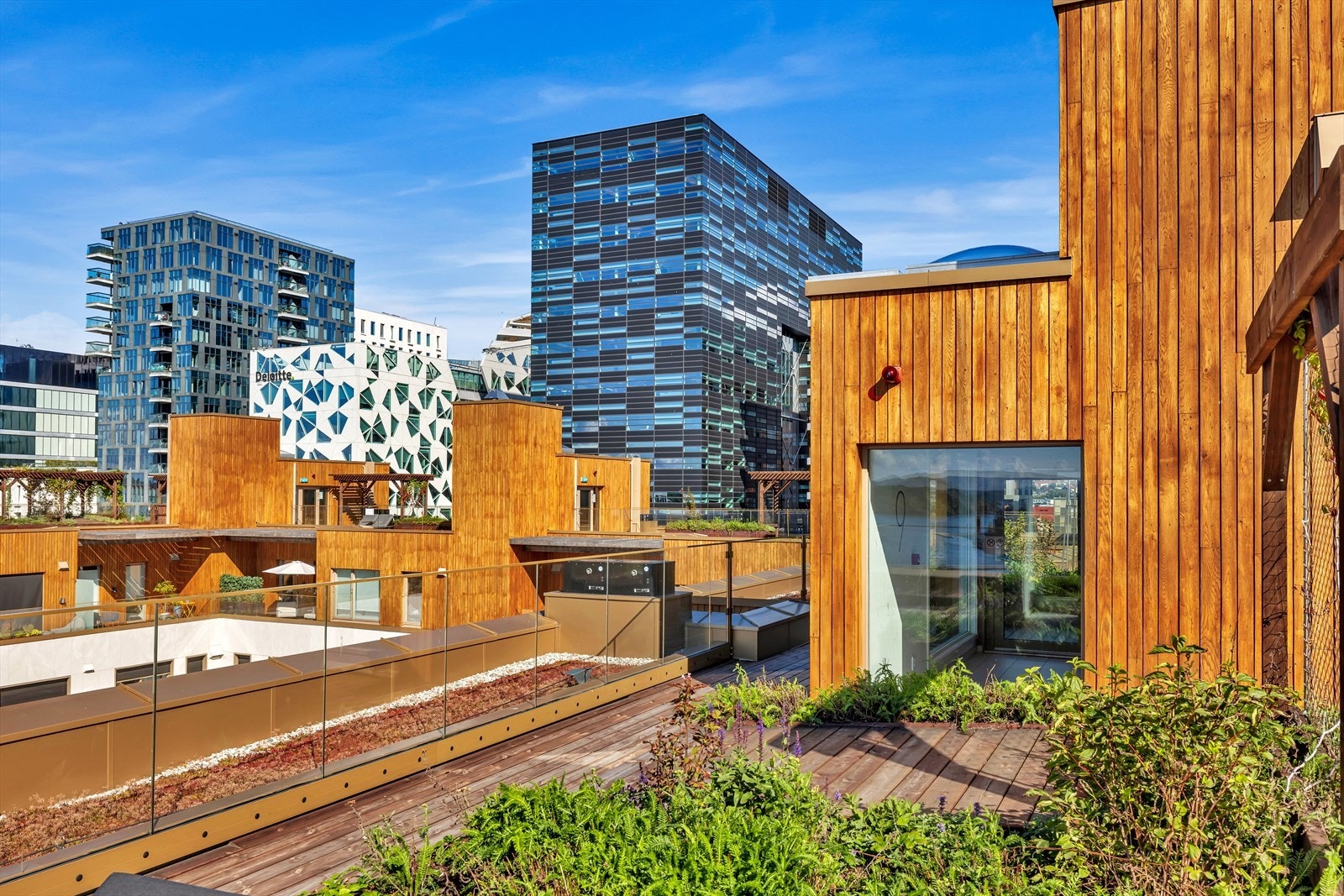 Terrassen er inndelt i ulike soner som parsellhage og private avlukker med pergola. Galleribilde