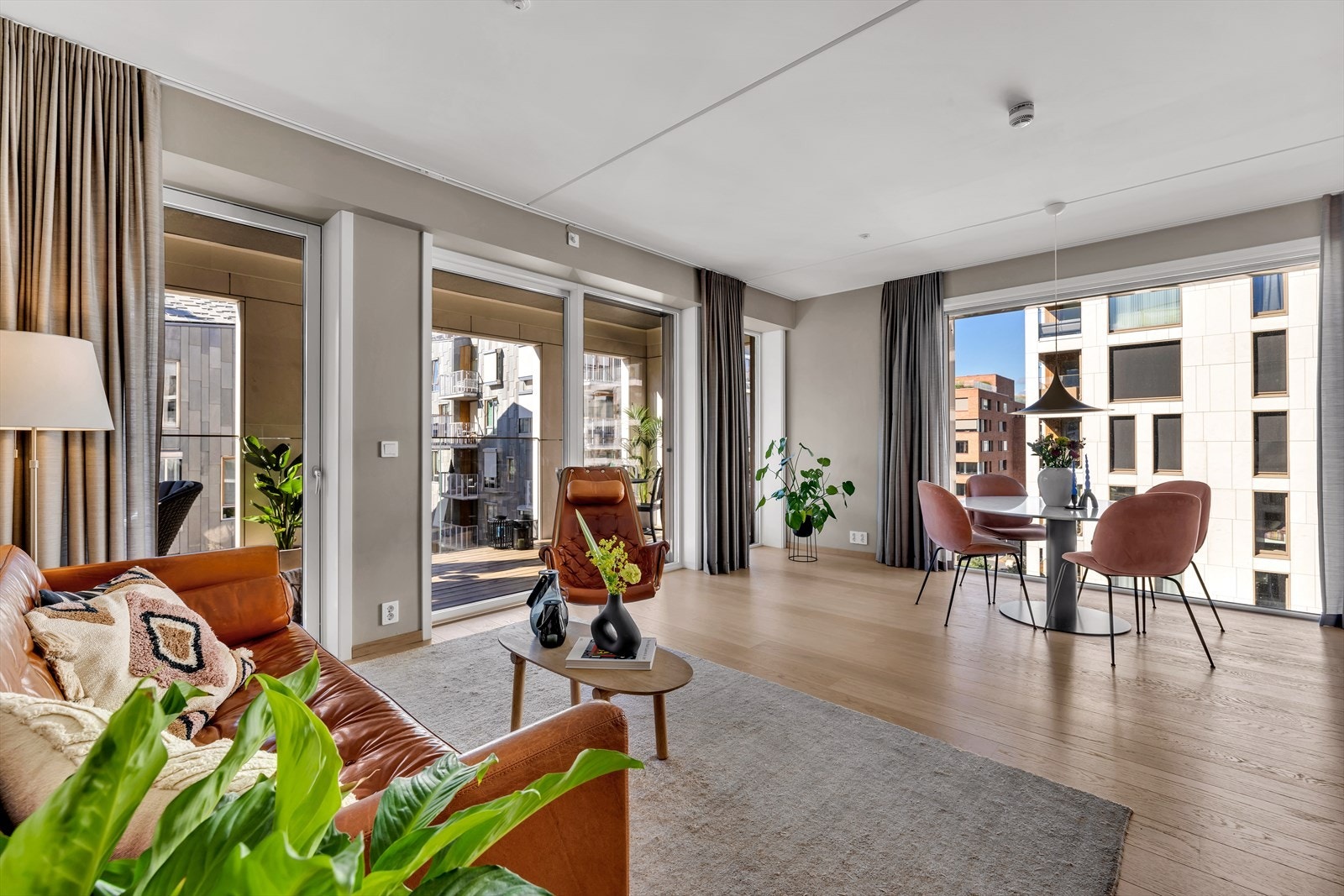 Fra stuen er det skyvedør ut til balkongen, og det kommer lys inn fra to himmelretninger Galleribilde