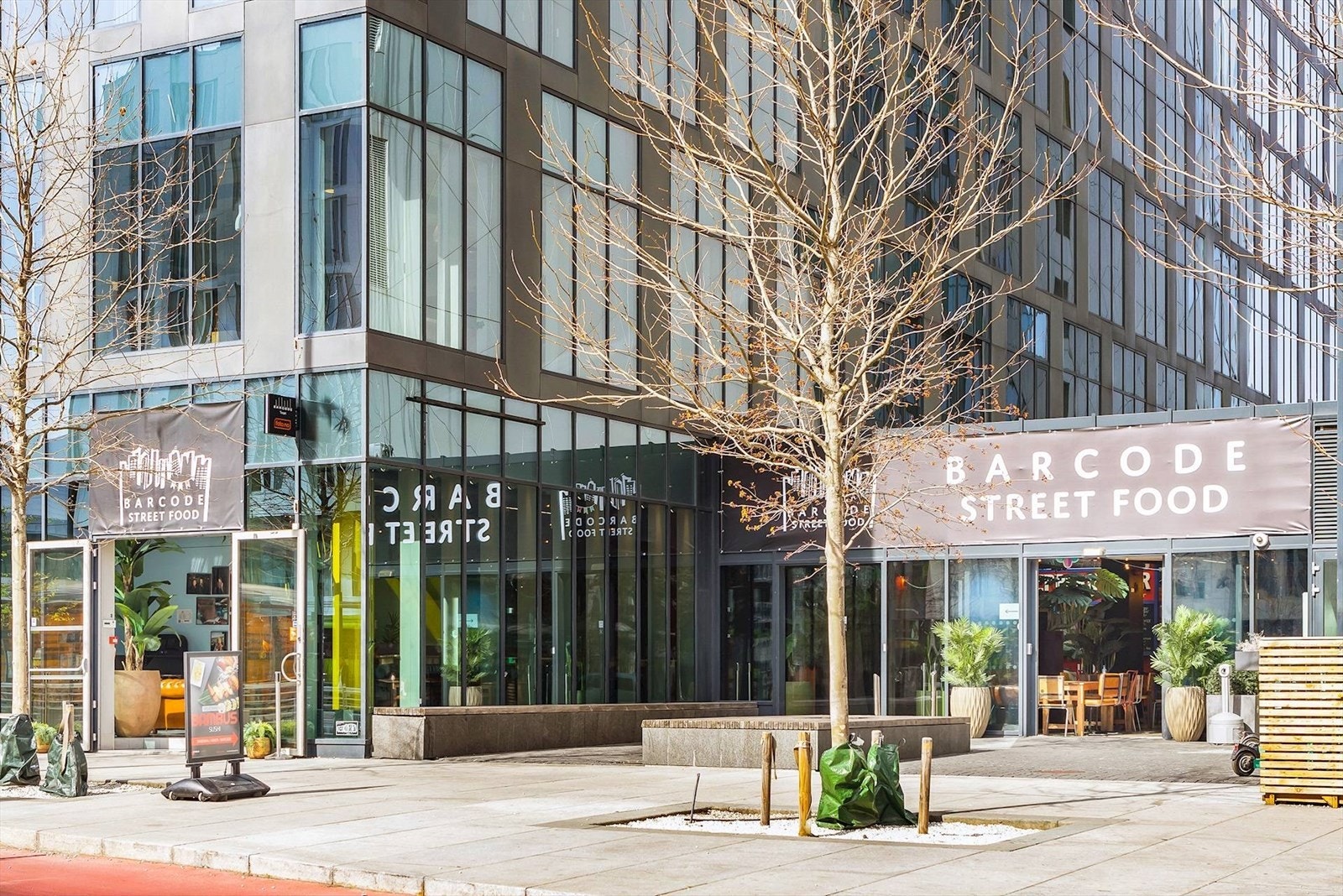 Området bogner av restauranter og kaféer, og har et godt utvalg for enhver smak Galleribilde