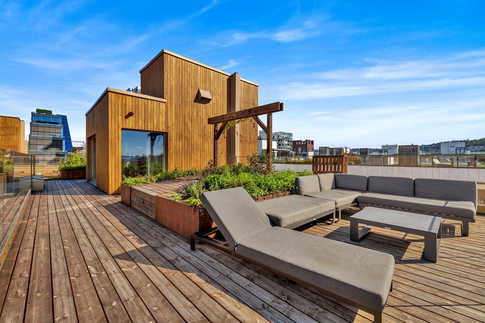 Flott, felles takterrasse med fortryllende utsikt. Galleribilde