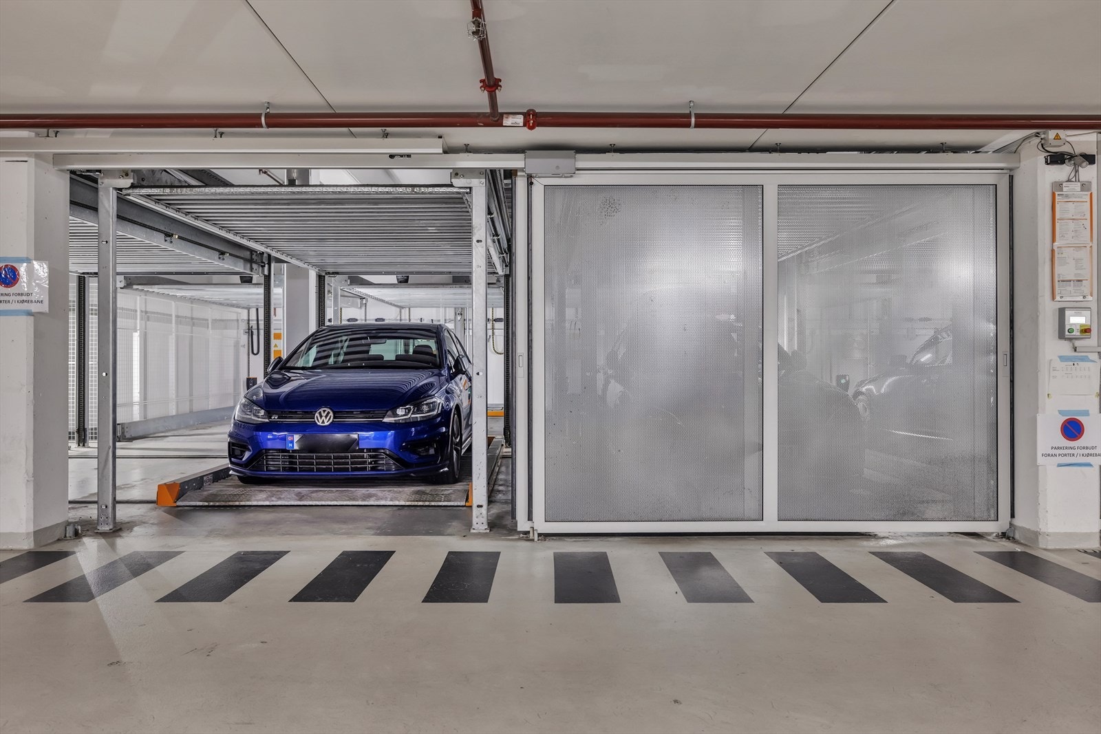 Parkeringsplass (multipark) nr. 43 i Dronninglunden sameie kan kjøpes for kr. 1.000.000,-. mot tillegg i pris. Det er installert el-billader. Galleribilde