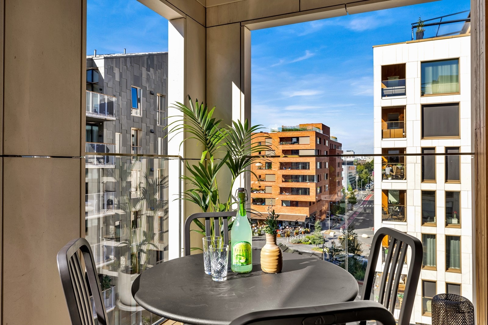 Verandaen utgjør ca. 16 m² og ligger med adkomst fra stuen. Galleribilde