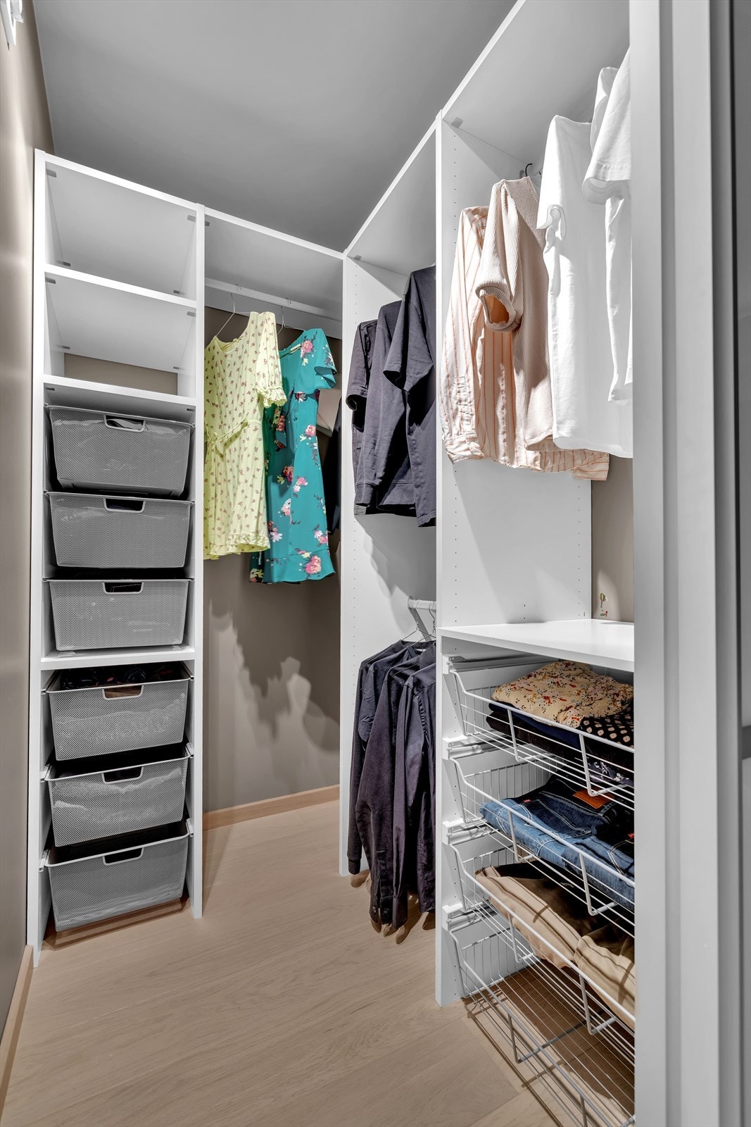 Garderoben er innredet med hyller, skuffer og klesoppheng som gir god plass til klær og sko. Galleribilde