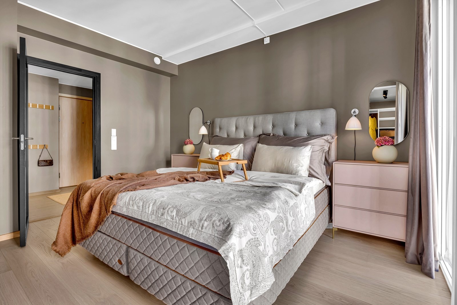 Hovedsoverommet er har en praktisk ensuite løsning med walk-in garderobe og bad. Galleribilde