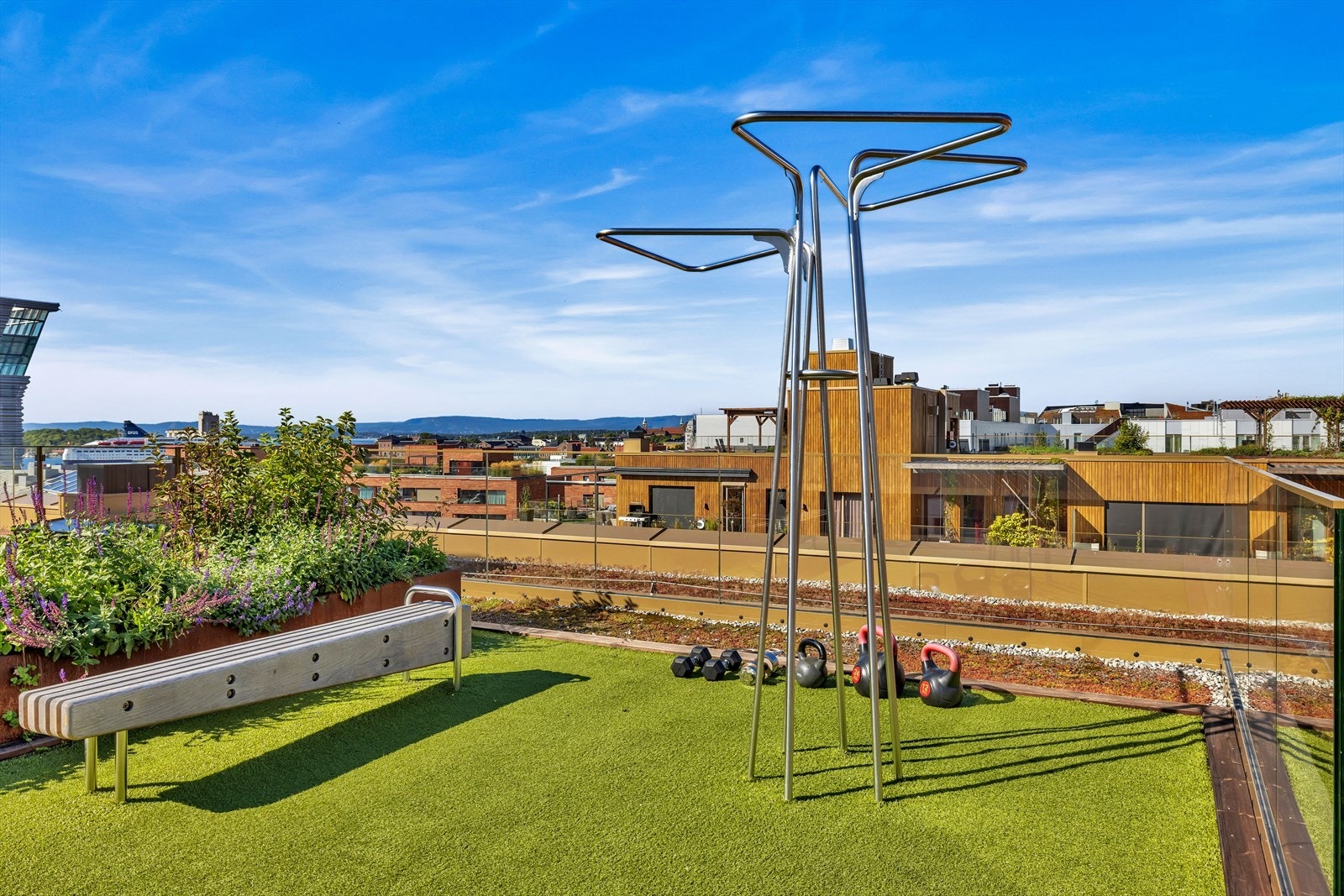 I tillegg er det sittebenker og treningsareal. Galleribilde