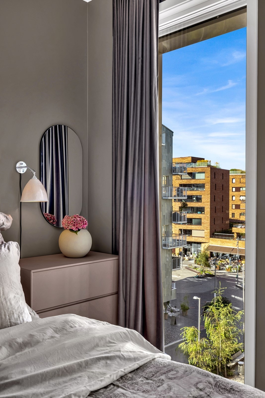 Også her får man takhøyden, vinduer helt ned til gulvet, lekker 1-stavs eikeparkett og moderne farger på veggene med listfri overgang til himling Galleribilde