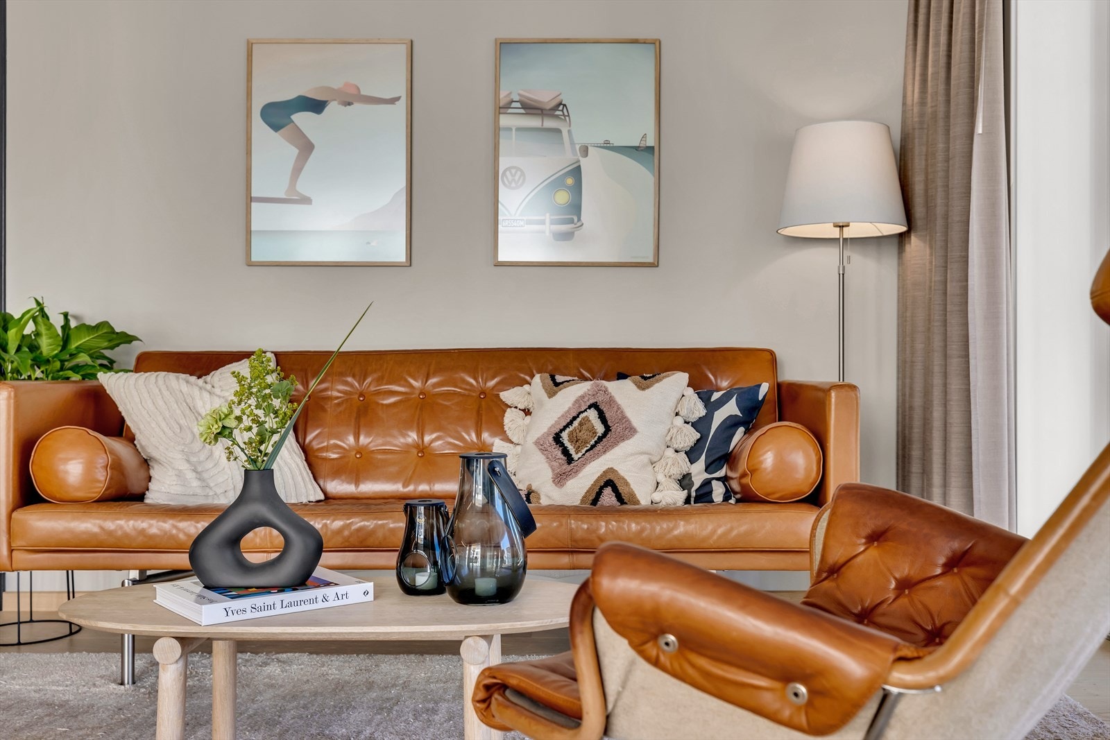 Stuen er utført med den samme 1-stavs eikeparketten på gulvet, og veggene er malt i en delikat beigetone med listfrie overganger til den hvitmalte himlingen. Galleribilde