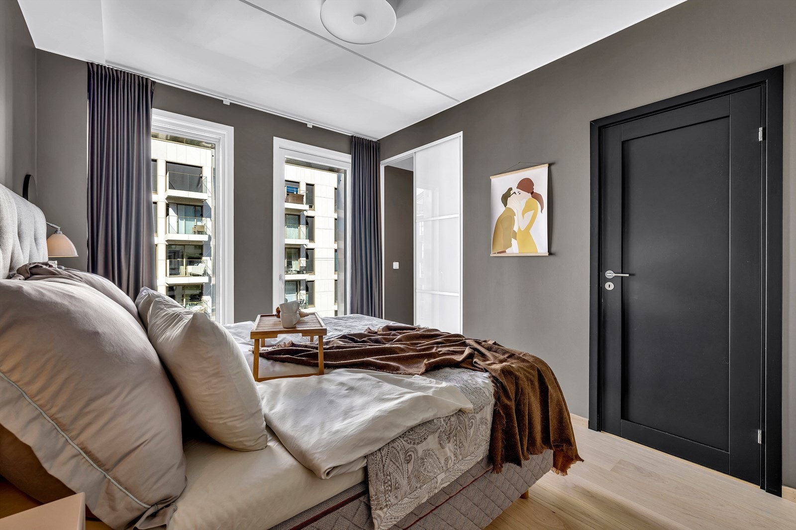 Garderoben har fått oppgraderte skyvedører og alle innvendige dører er oppgradert fra standardleveransen Galleribilde