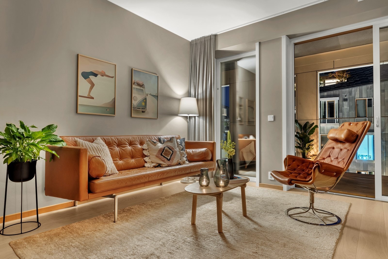 Rommet har bemerkelsesverdig god takhøyde (ca. 2,66m) og med vinduer som strekker seg ned til gulvet får man en unik, nydelig lyssetting og en herlig kveldsstemning Galleribilde