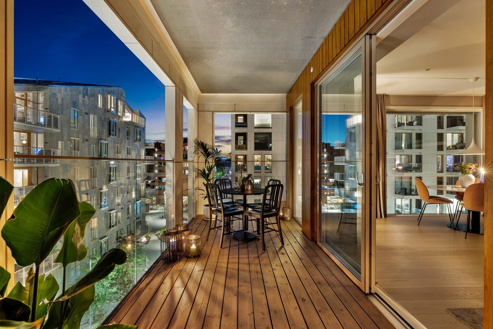 Bygget sto ferdig i 2019 og har fasader kledd i teglstein og marmor. Det er etasjeskillere i betong og vinduer med 3-lags glass. Galleribilde