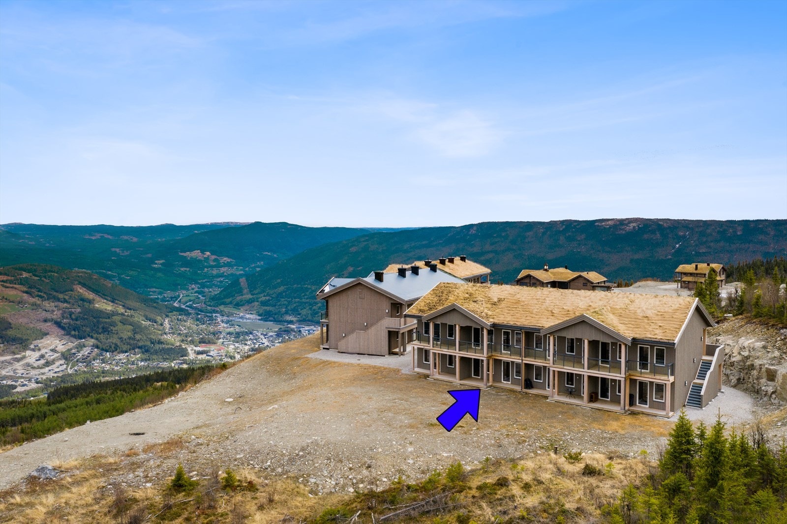 Leiligheten har terrasse mot nord, men også en fin platting mot sør ved inngangsparti. Galleribilde