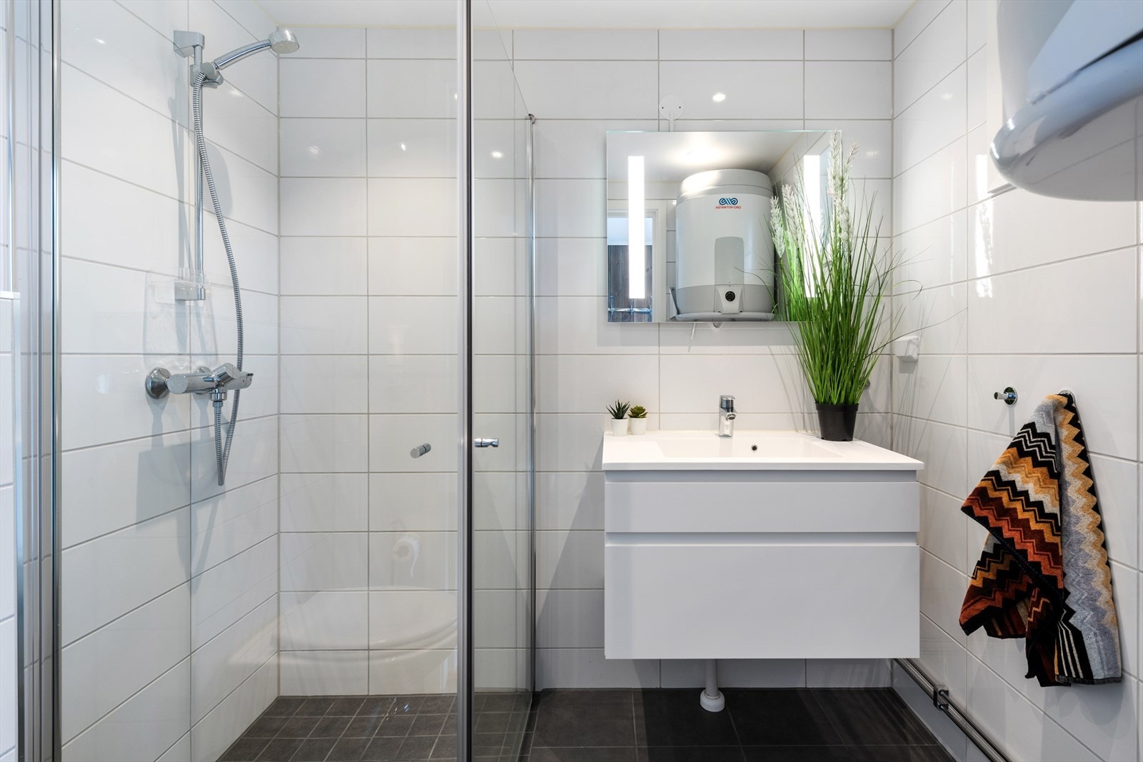 Lyst og pent flislagt bad. Galleribilde