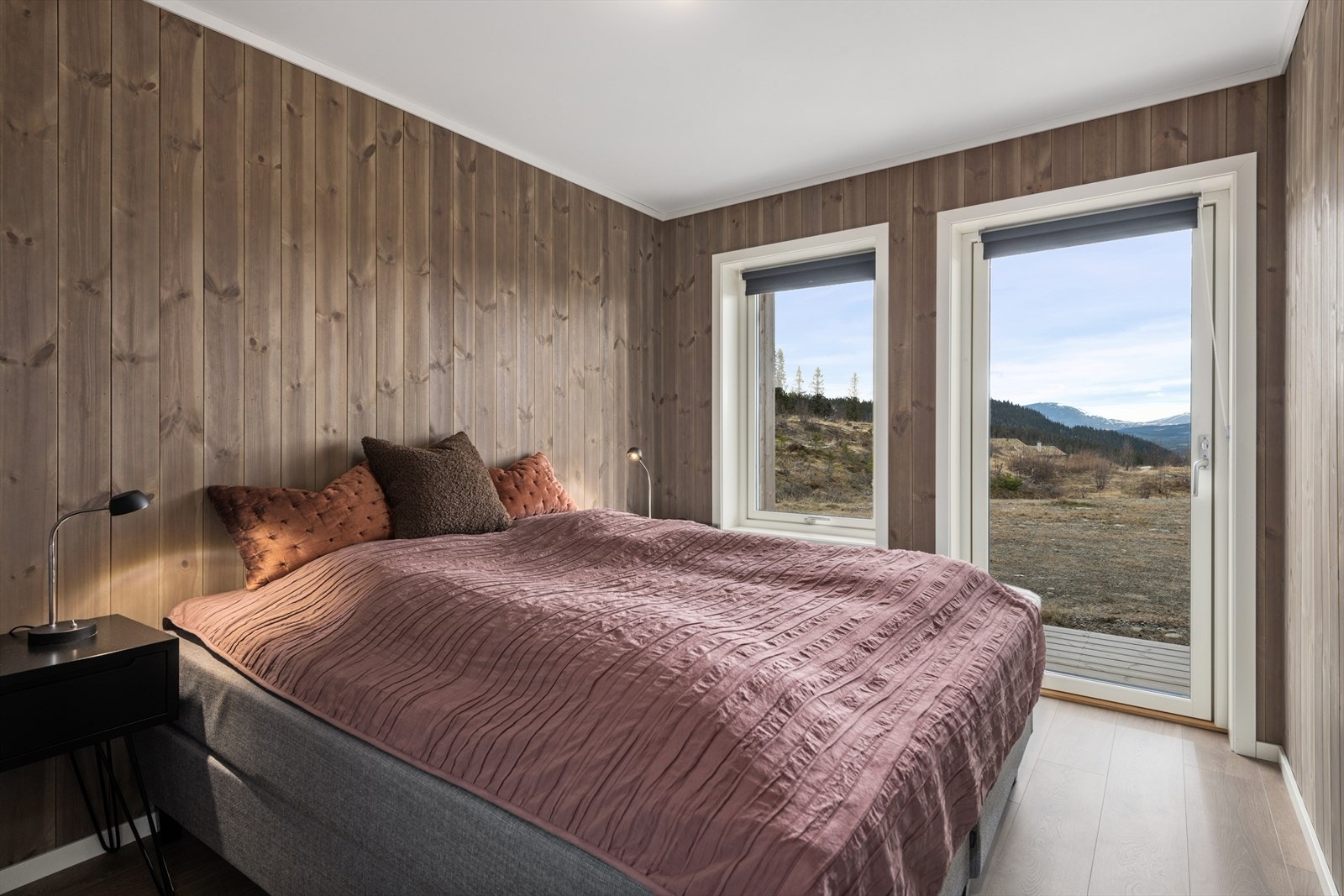 Romslig hovedsoverom med direkte adkomst til terrassen. Galleribilde