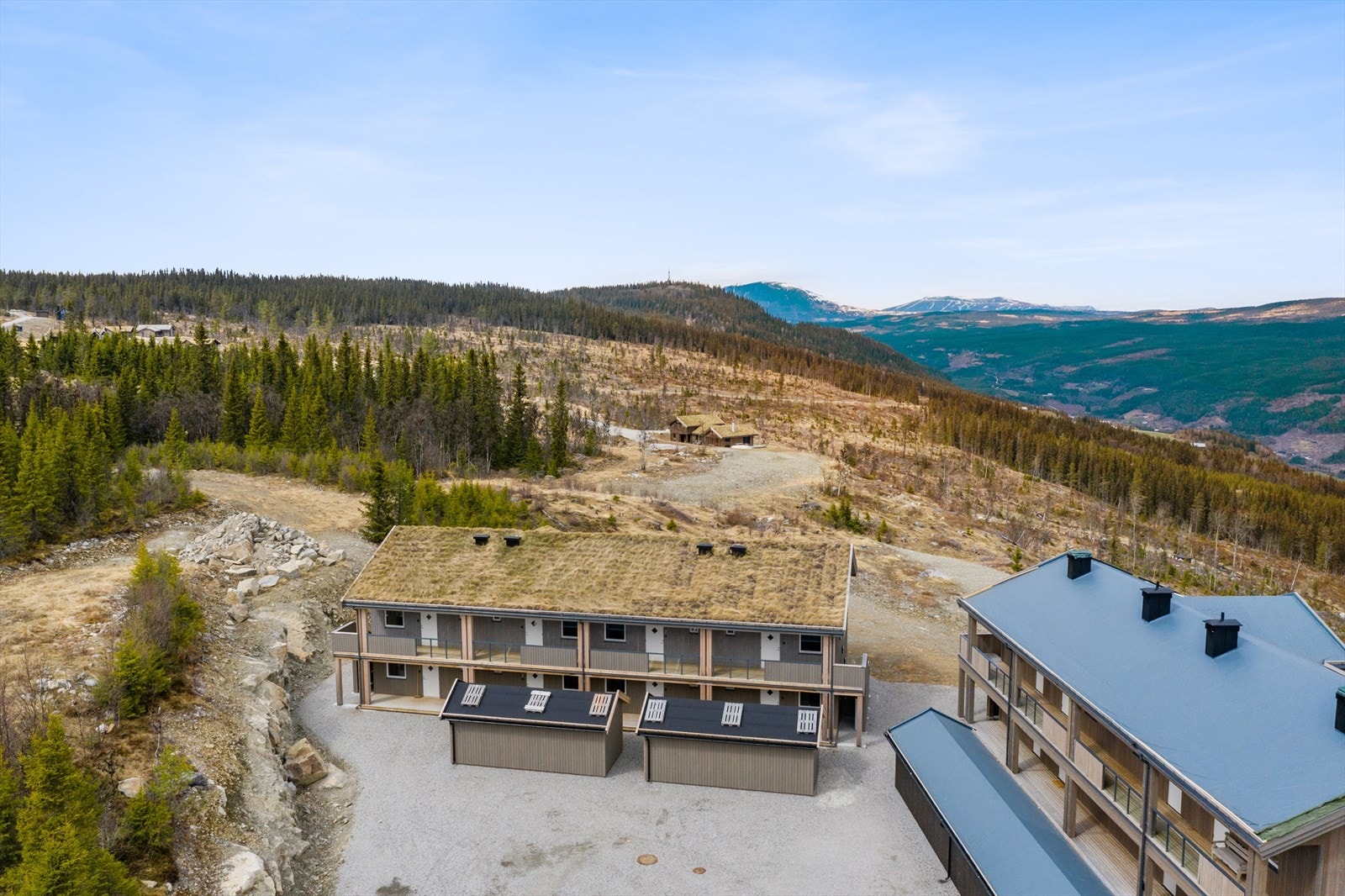 Sportsbod like utenfor leiligheten.
Stor parkeringsplass for sameiet. Galleribilde