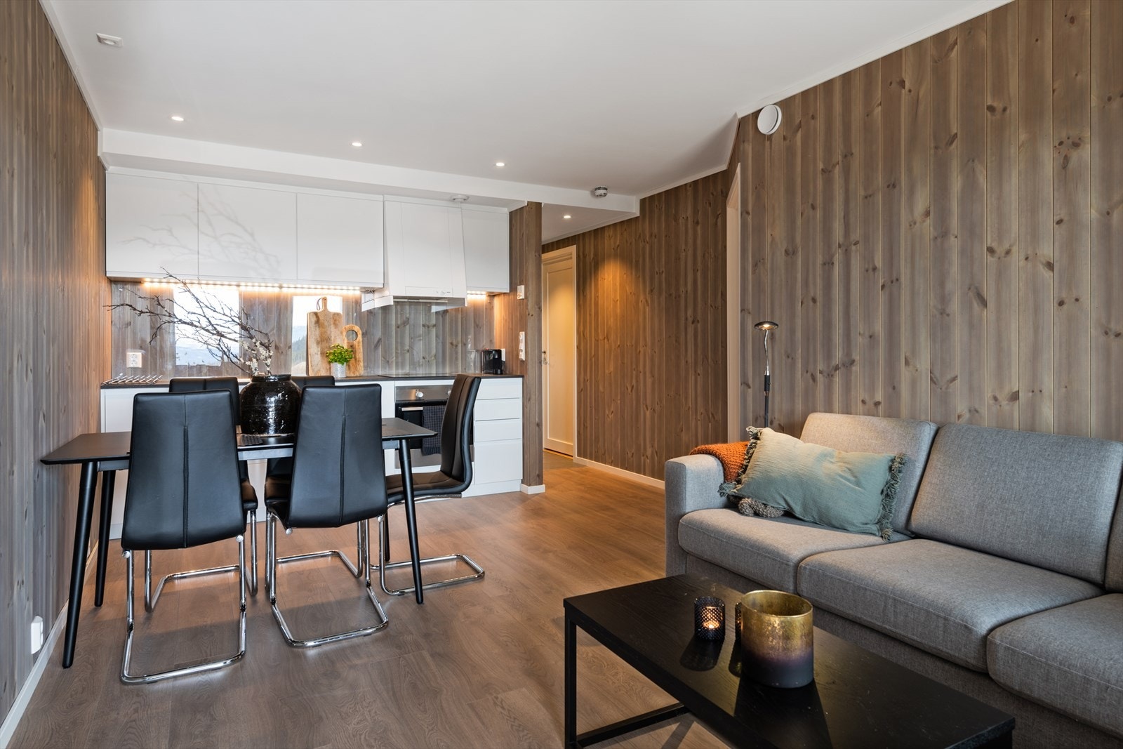 Oppholdsrom med plass til både salong og spisestue. Galleribilde