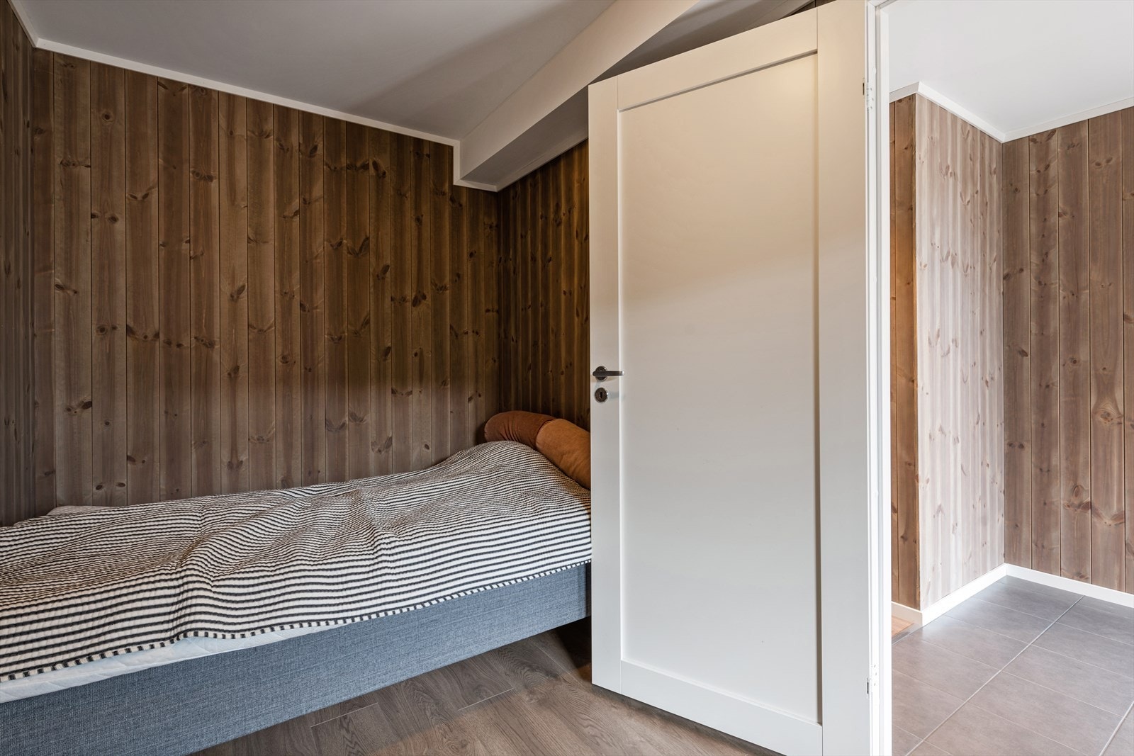 Med god plass til enten familiekøye, dobbeltseng eller seng og garderobe. Galleribilde