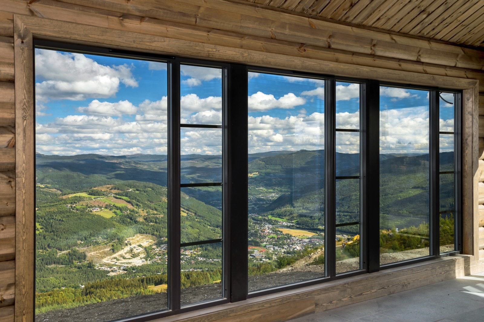 Etter en lang dag ute er det deilig å kunne nyte en kopp kakao i varmestua. Galleribilde