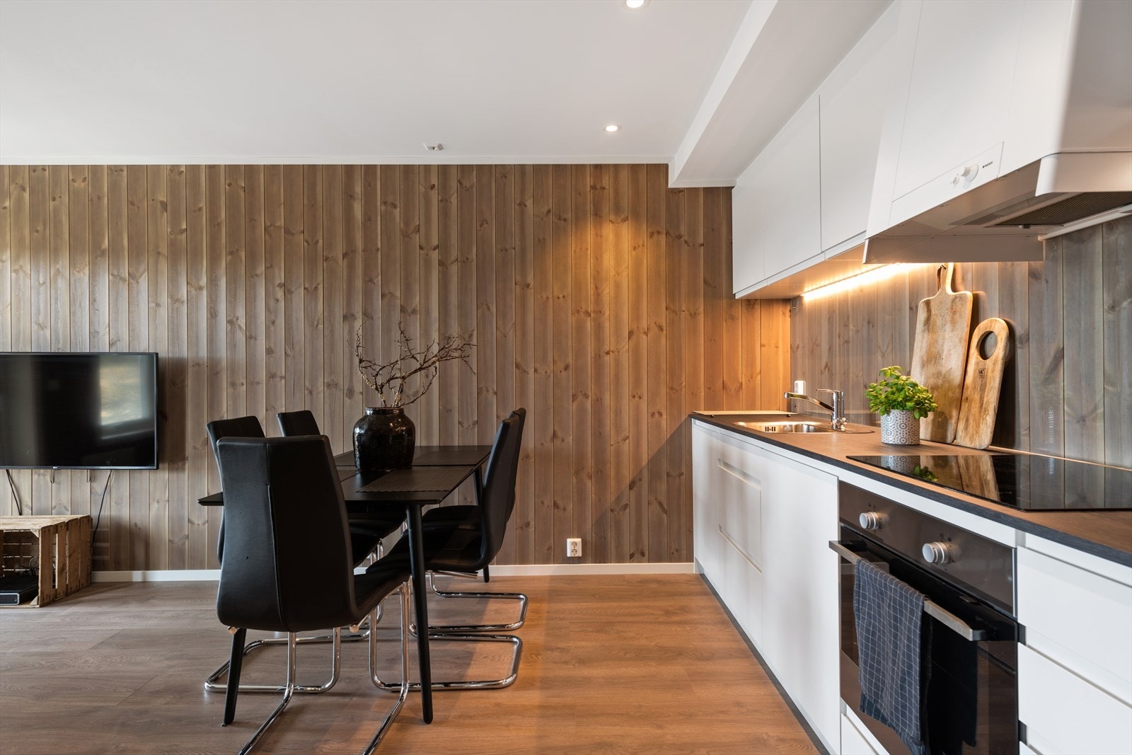 Innredning med slette fronter og integrerte hvitevarer. Galleribilde