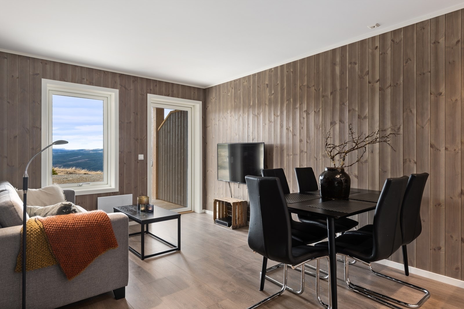 Videre inn i stue/kjøkken. Galleribilde