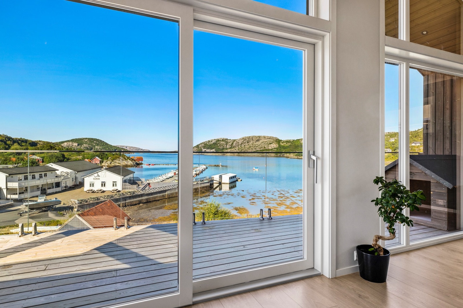 Fra stue er det adkomst til romslig balkong Galleribilde