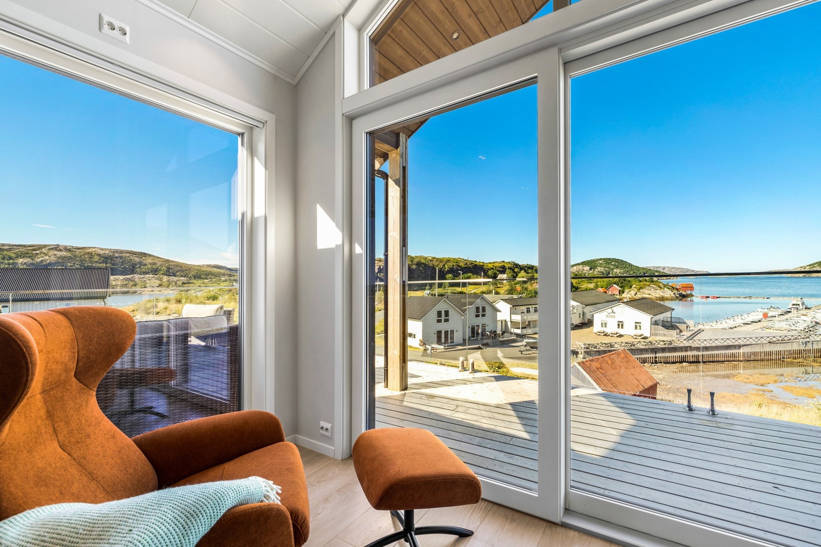 Leiligheten består av entré, bad, stue/kjøkken og 3 soverom Galleribilde