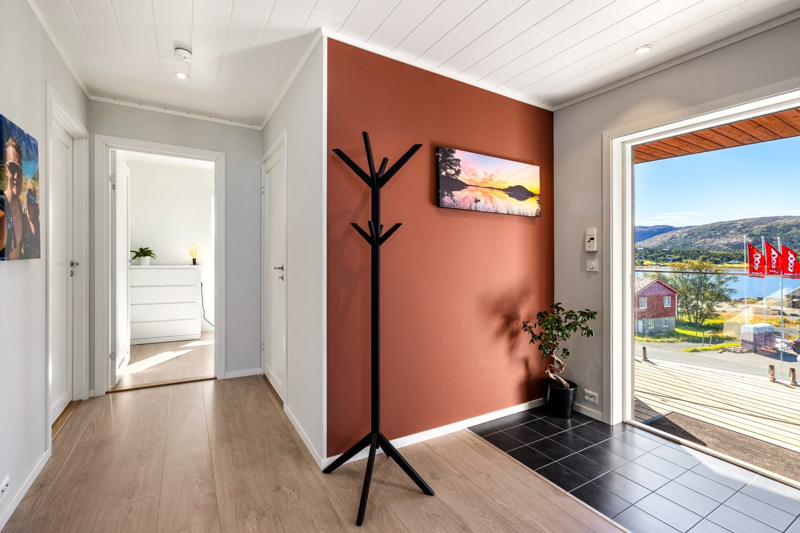 Romslig entrè Galleribilde