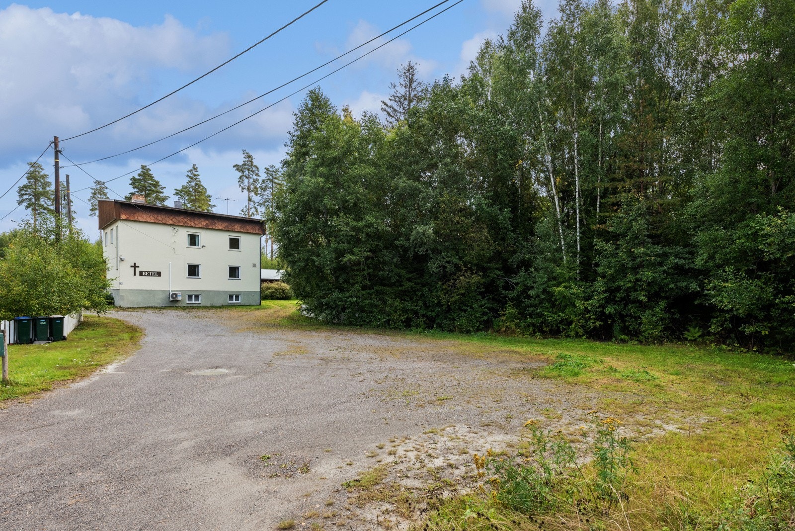 Det er parkeringsplass i ytterkant av tomten. Galleribilde